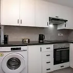 شقة Stunning & Cosy, Direct Pool Access, 2br, With Private Patio! Serenity Townhouse بافوس