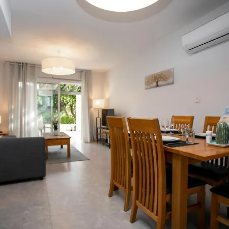 Stunning & Cosy, Direct Pool Access, 2br, With Private Patio! Serenity Townhouse Apartment