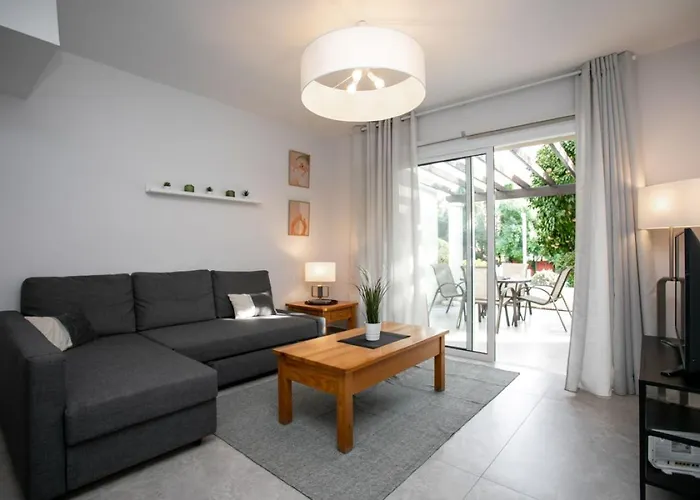 Stunning & Cosy, Direct Pool Access, 2br, With Private Patio! Serenity Townhouse * Πάφος